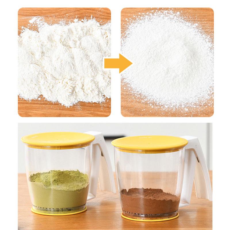 Handbediende meelzeefbeker van robuust PP, ergonomische eenhandsgreep, ideaal voor het zeven van meel in de keuken.