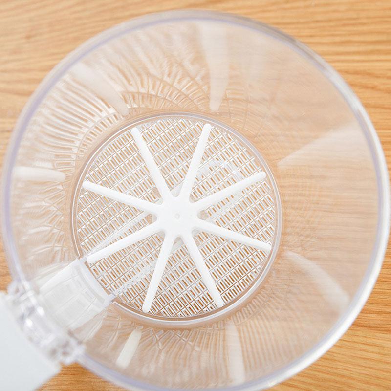 Handbediende meelzeefbeker van robuust PP, ergonomische eenhandsgreep, ideaal voor het zeven van meel in de keuken.