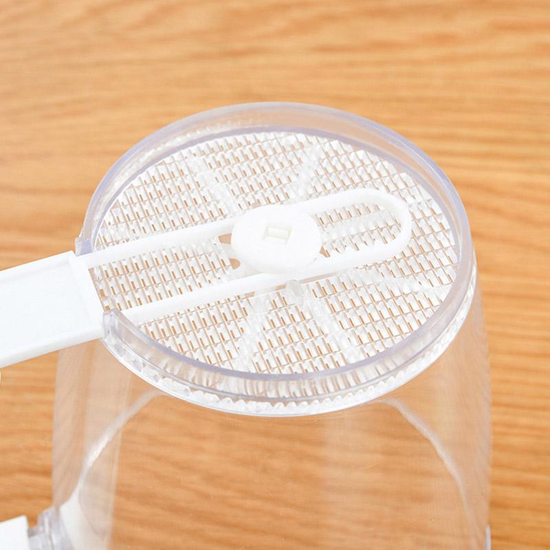 Handbediende meelzeefbeker van robuust PP, ergonomische eenhandsgreep, ideaal voor het zeven van meel in de keuken.
