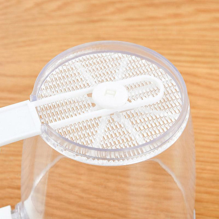 Handbediende meelzeefbeker van robuust PP, ergonomische eenhandsgreep, ideaal voor het zeven van meel in de keuken.