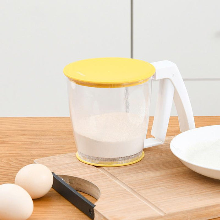 Handbediende meelzeefbeker van robuust PP, ergonomische eenhandsgreep, ideaal voor het zeven van meel in de keuken.