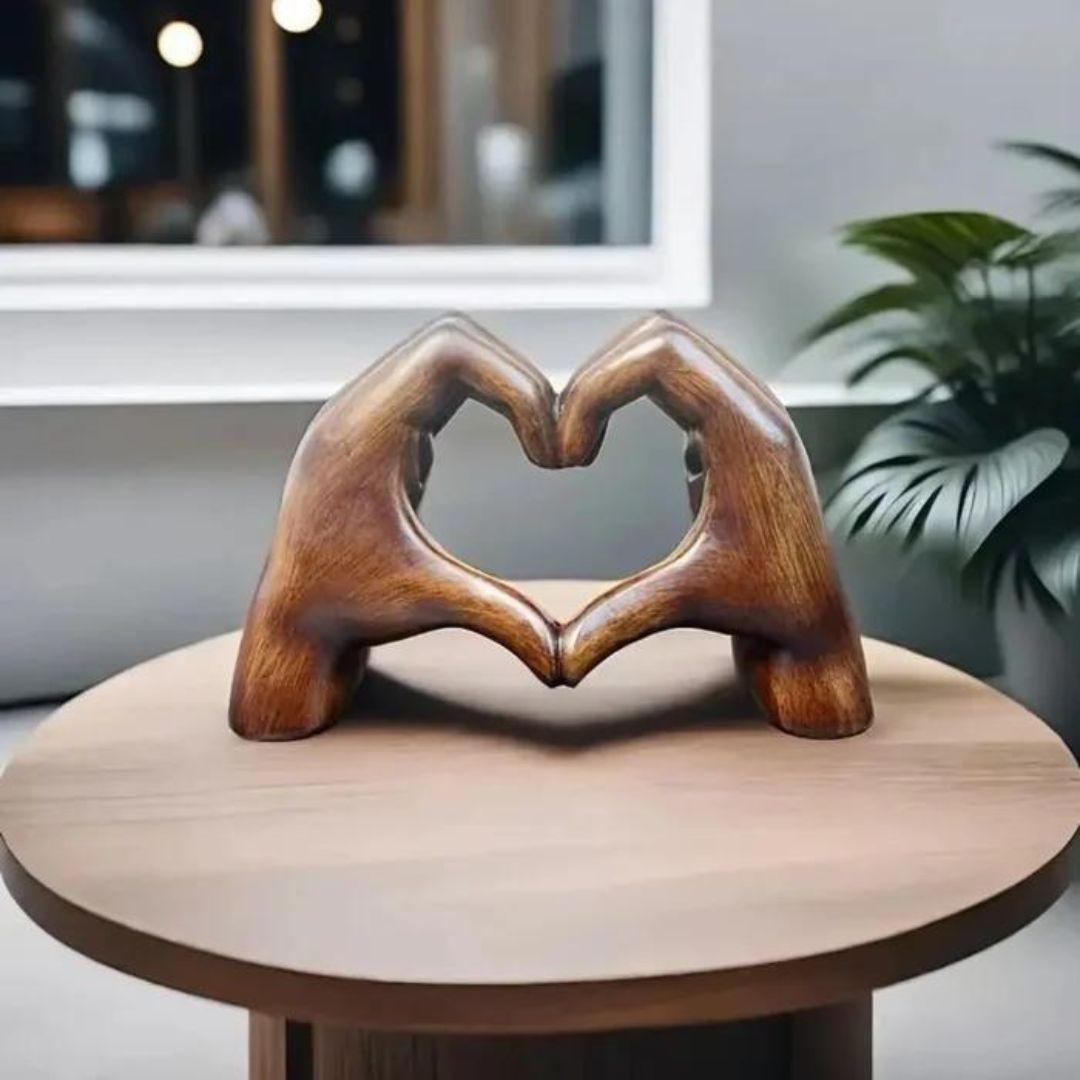 Rustieke handgemaakte hartdecoratie voor een sfeervol interieur, tijdloos liefdessymbool.