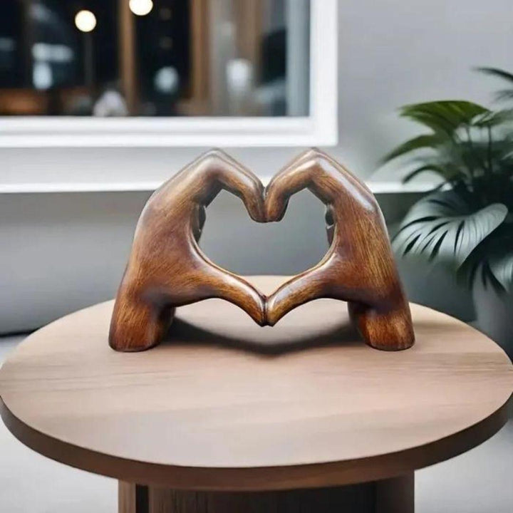 Rustieke handgemaakte hartdecoratie voor een sfeervol interieur, tijdloos liefdessymbool.