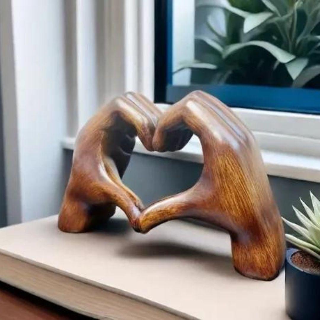Symbolisch handgemaakt hart, brengt liefde en verbondenheid in huis, een tijdloze woondecoratie.