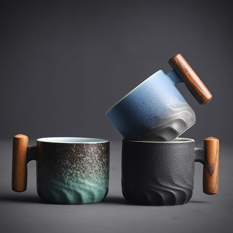 Handgemaakte keramische 80ml espressokop met elegante houten greep, ideaal voor koffie en thee.