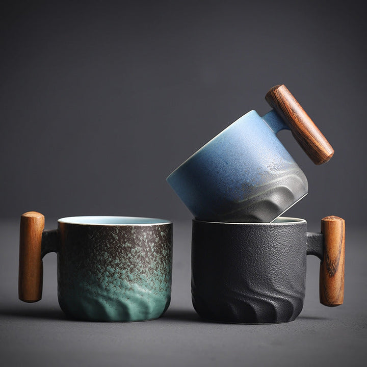 Handgemaakte keramische 80ml espressokop met elegante houten greep, ideaal voor koffie en thee.