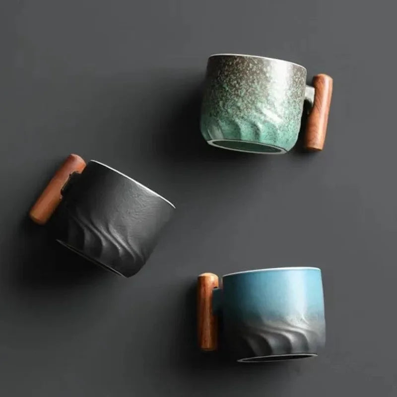 Compacte 80ml keramische koffie & theekop, perfect voor espresso. Handgemaakt met houten greep, stijlvol drinkgerei.