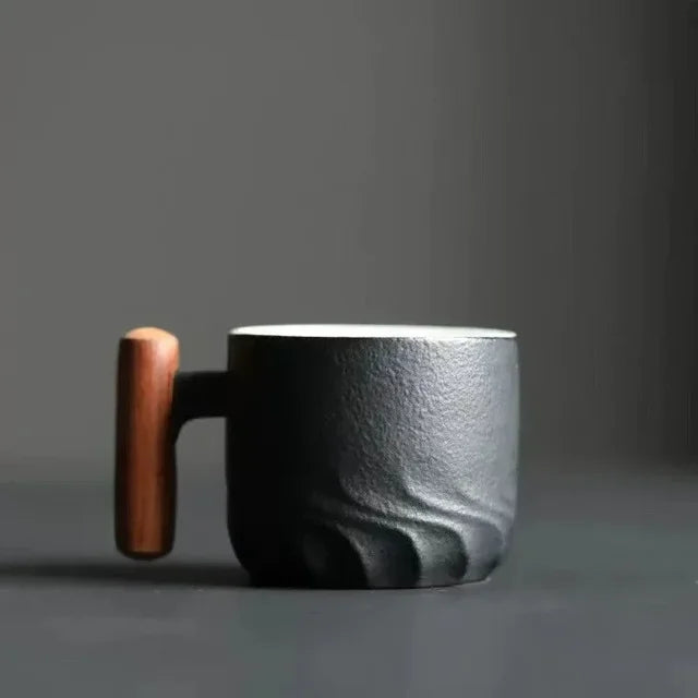 Elegante handgemaakte keramische espressokop van 80ml, met comfortabele houten greep. Uniek design voor koffie.