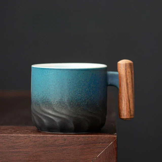 Luxe 80ml keramische theemok met houten greep, handgemaakt en uniek design. Perfect voor kantoor of thuis.