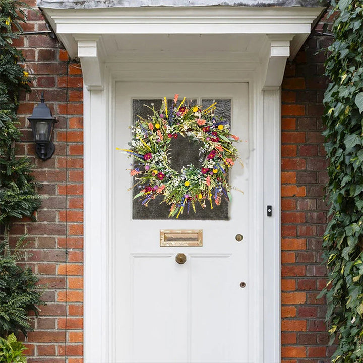 Handgemaakte levendige deurkrans met kleurrijke kunstbloemen voor wanddecoratie. Perfecte seizoensdecoratie.