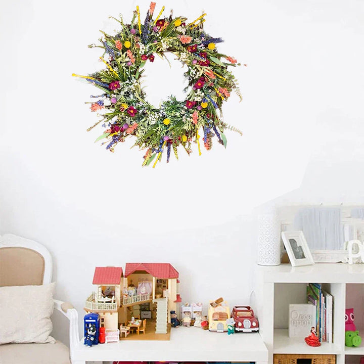 Unieke handgemaakte deurkrans vol levendige kunstbloemen; een kleurrijke blikvanger voor je huis. Seizoensdecoratie.