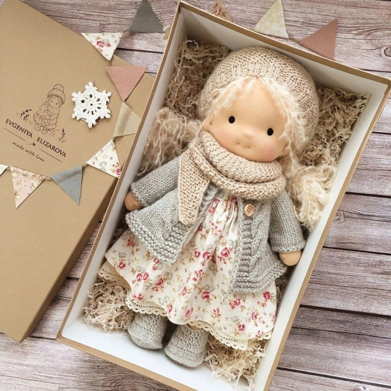 Waldorf pop zittend; zachte, handgemaakte kinderpop voor urenlang speelplezier.