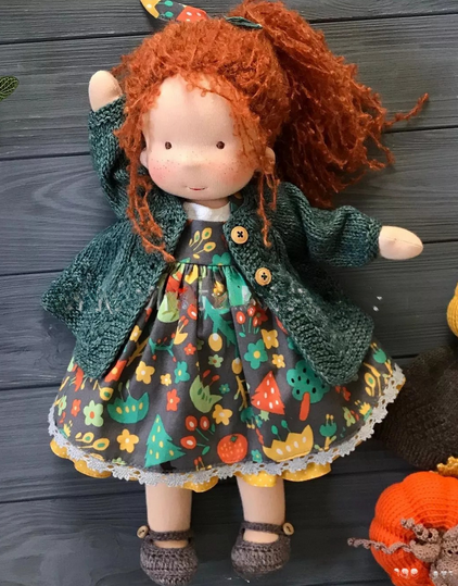 Zachte Waldorf kinderpop met geborduurd gezicht; ideaal voor gevoelige kinderen.