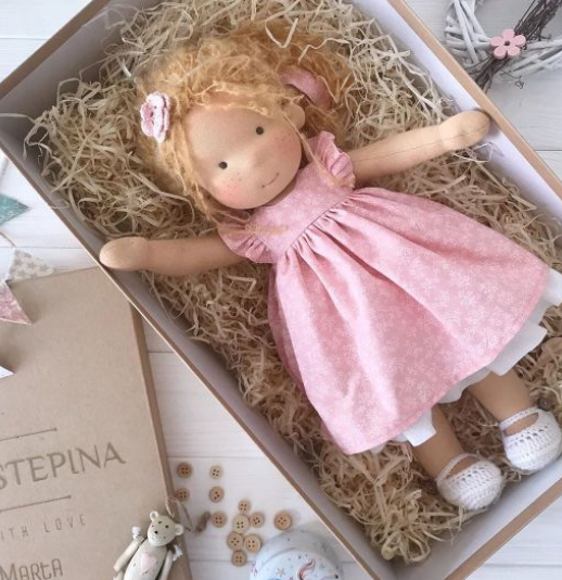 Charmante handgemaakte Waldorf pop; perfecte kinderpop voor fantasie en knuffelen.