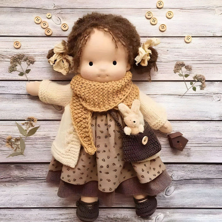Lachende Waldorf pop; uitnodigende handgemaakte kinderpop van natuurlijke materialen.