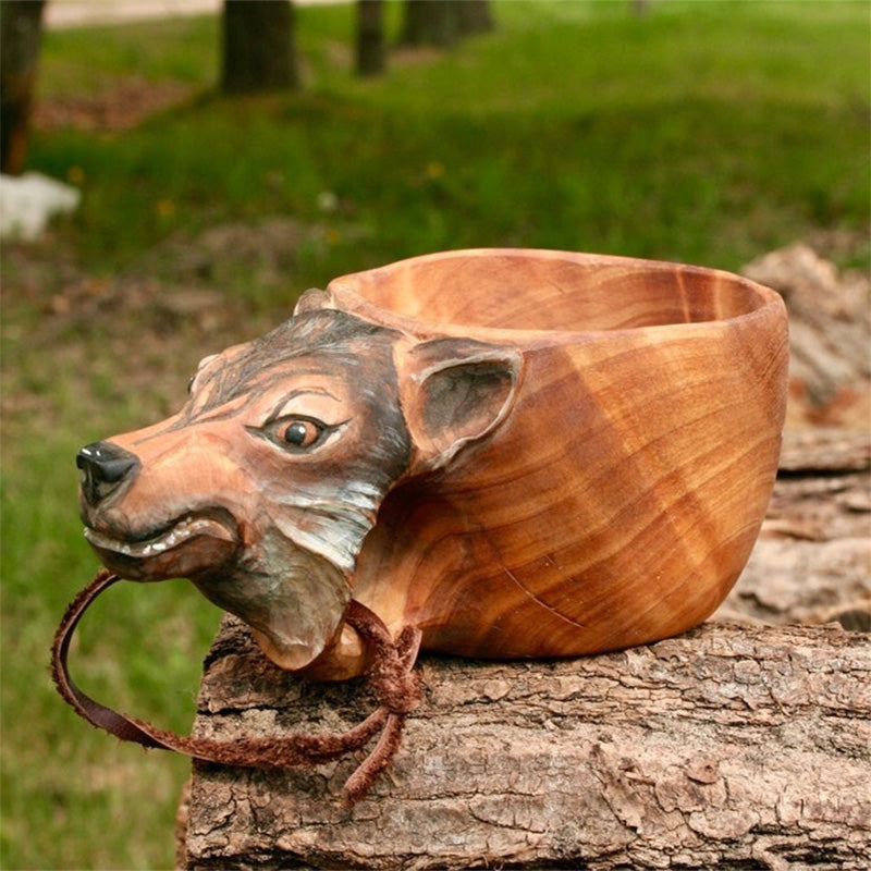 Ambachtelijke houten koffiemok met dieren, perfect voor kamperen, outdoor theemomenten en natuurbeleving.