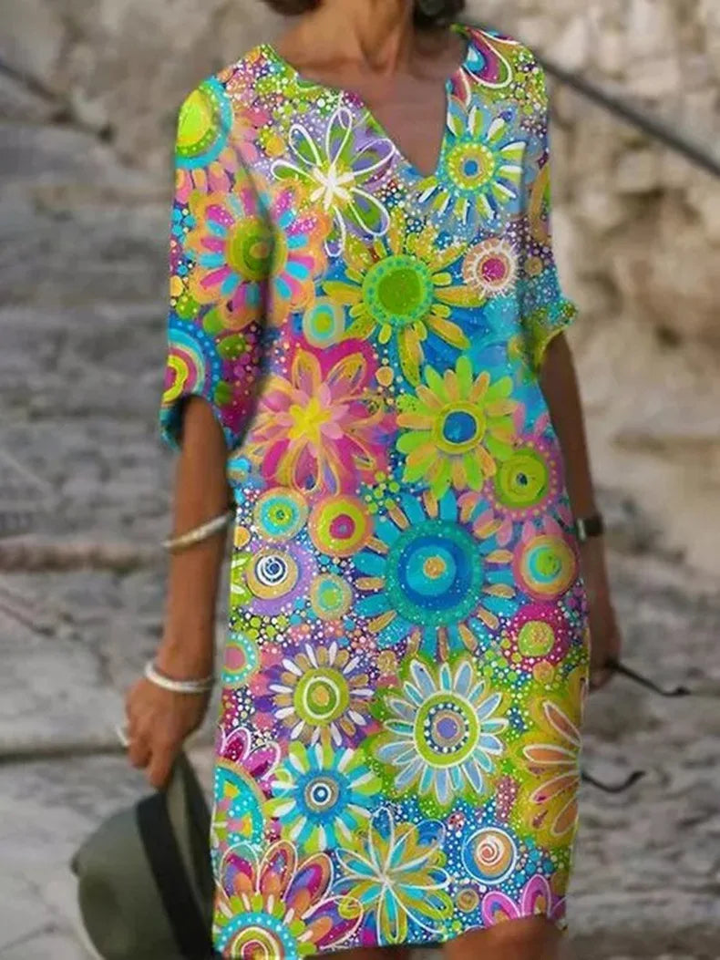 Hannah V-hals jurk met levendig bloemmotief, elegant, vrouwelijk, perfect voor de lente en zomer.
