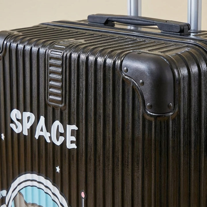 Robuuste harde koffer UrbanVoy met print en TSA slot, veilige reisbagage voor internationale reizen.