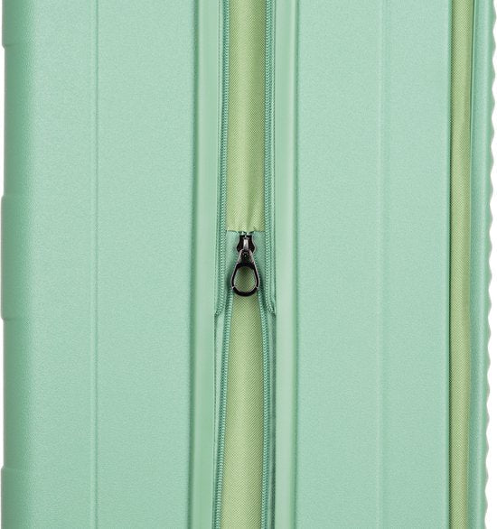 Compacte hardshell koffer met uitbreidbaar compartiment en verstelbare trekstang voor comfortabel vervoer.