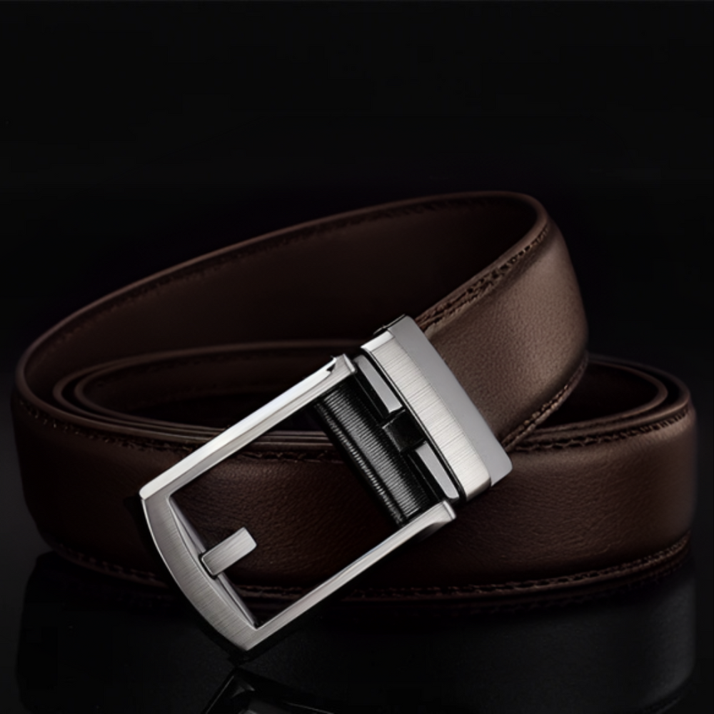 Zwarte herenriem met automatische gesp. Stijlvol en verstelbaar, een essentieel accessoire voor zakelijke outfits.
