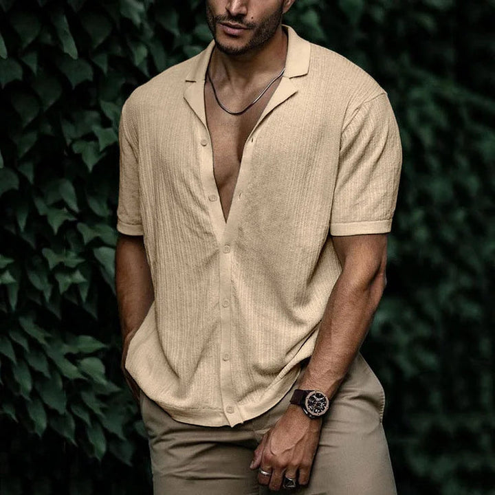 Relaxte pasvorm heren overhemd met camp collar en korte mouwen, ideaal voor warme zomerdagen. Mannenkleding.