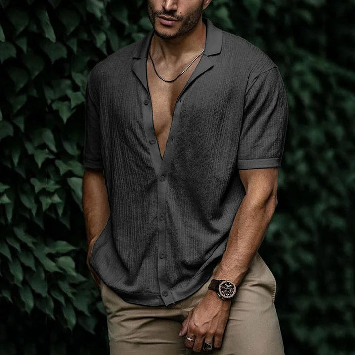 Draag dit heren camp collar shirt met korte mouwen voor een relaxte, stijlvolle zomeroutfit. Ademend casual hemd.