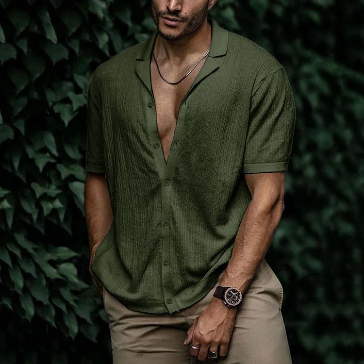 Heren overhemd met korte mouwen en camp collar. Stijlvol, ademend en casual voor de zomer. Mannenkleding.