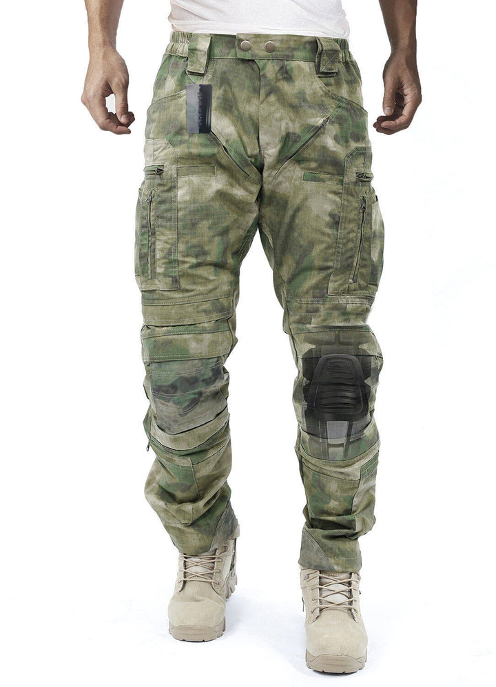 Man draagt comfortabele heren cargobroek met handige zijzakken, perfect voor herenmode.