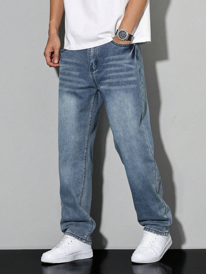 Grote maten heren jeans: comfortabele, effen grijze casual broek met losse pasvorm.