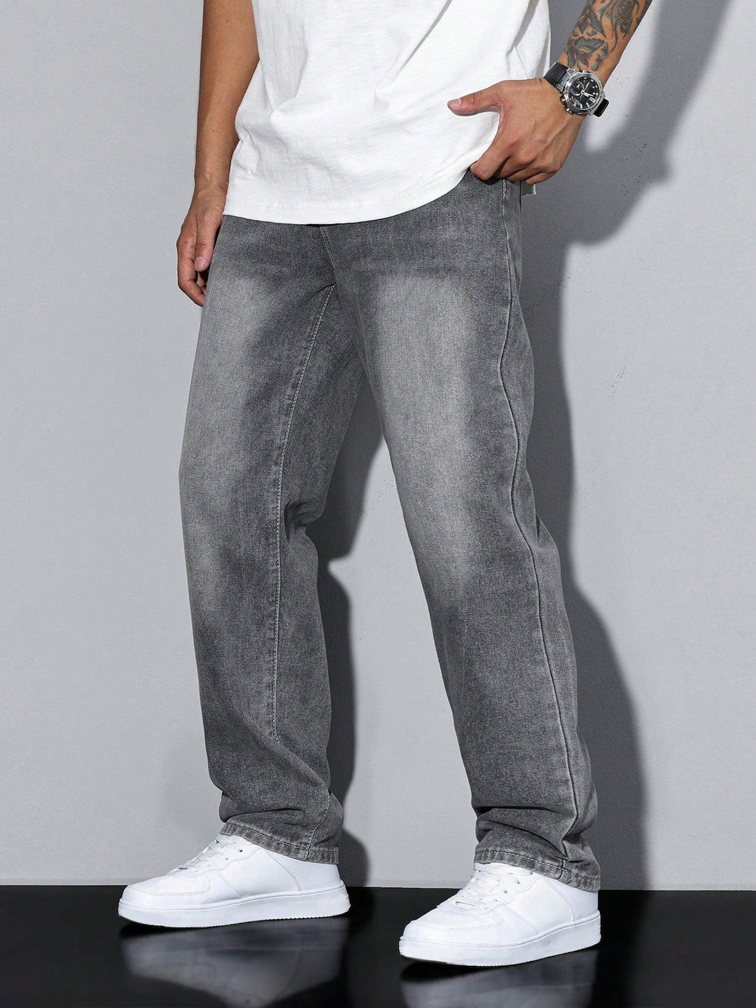 Effen blauwe heren jeans, met losse pasvorm en rechte pijpen, perfect voor dagelijks comfort.