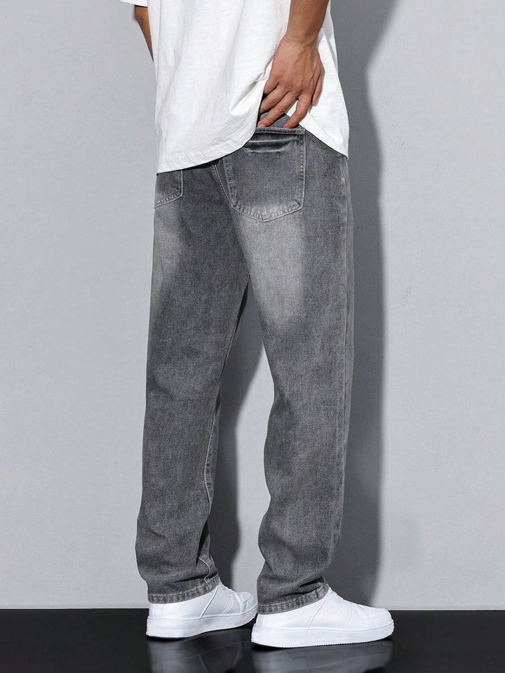 Modieuze effen heren jeans met rechte pijpen en comfortabele losse pasvorm.