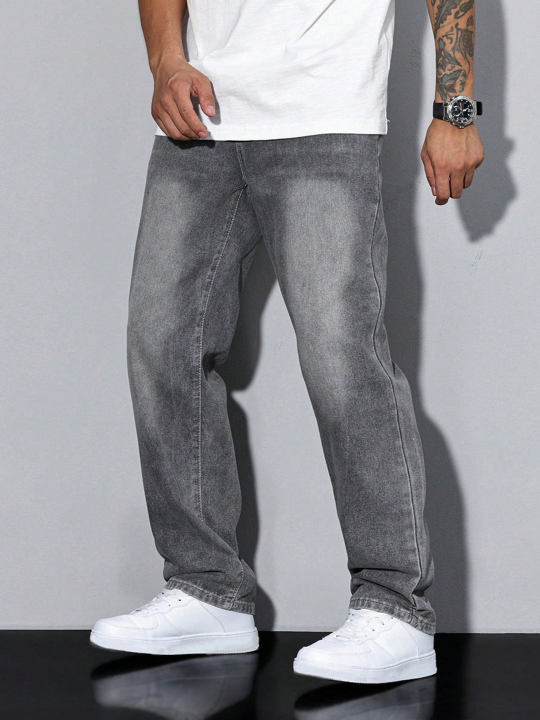 Tijdloze herenbroek: effen blauwe casual jeans, geschikt voor elke gelegenheid.