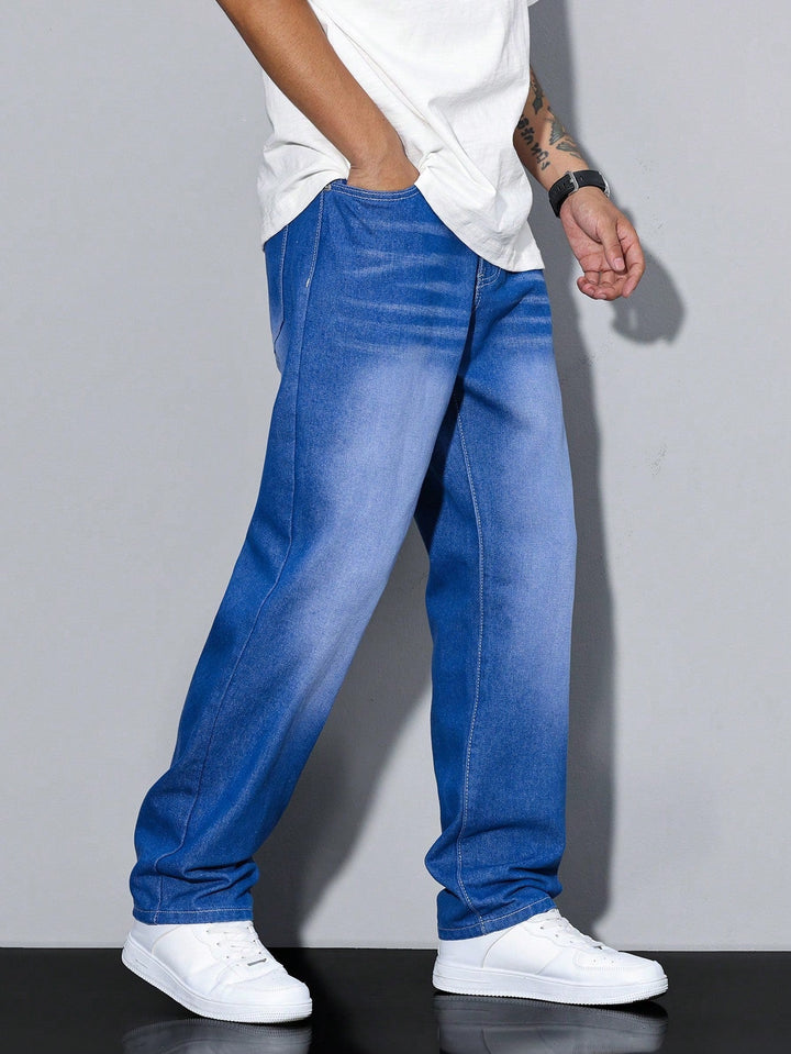 Grijze casual heren jeans met losse pasvorm, biedt comfort en tijdloze stijl.