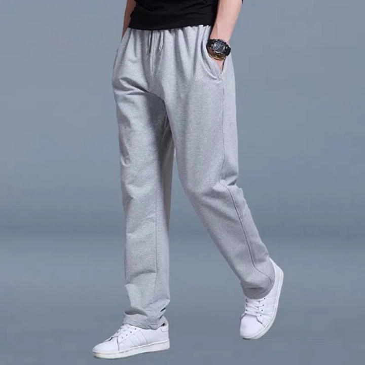 Vrijetijdskleding: Zwarte heren joggingbroek met trekkoord, wijde pijpen. Perfect als sport- of loungebroek.