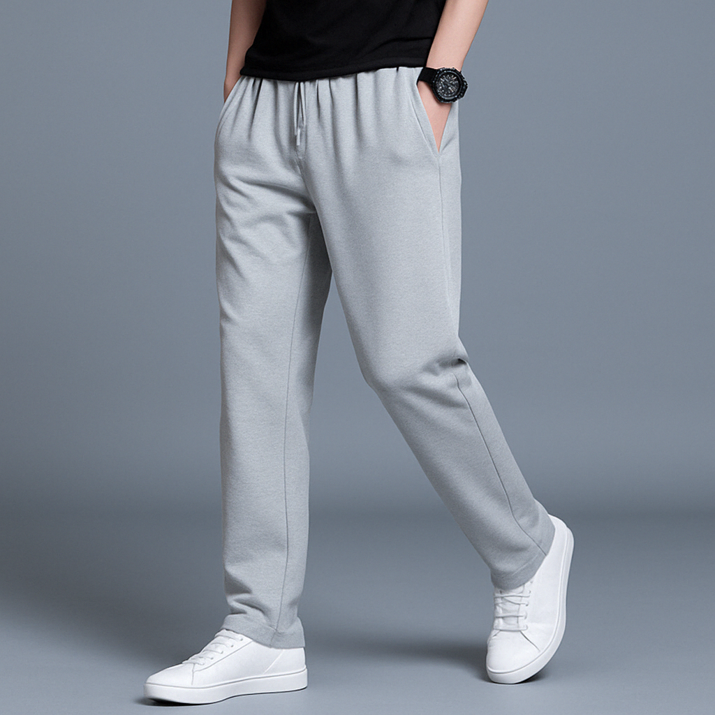 Polyester heren sportbroek met wijde pijpen en elastische tailleband met trekkoord voor ultiem draagcomfort.