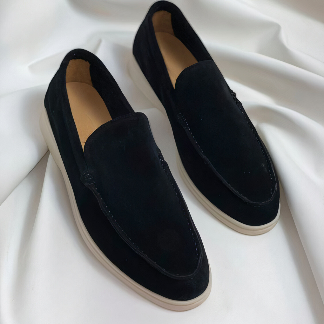 Comfortabele bruine heren loafers met platte zool. Stijlvolle en veelzijdige slip-on schoenen.
