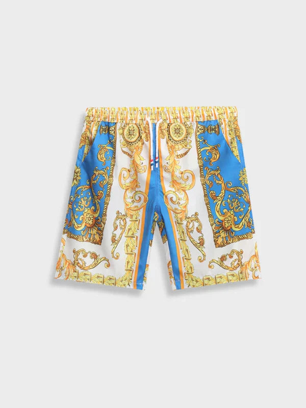 Model draagt elegante heren zomer set met Italiaanse barokprint, comfortabel, trendy en zeer stijlvol.