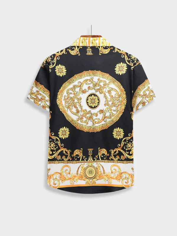 Zomerse heren outfit met Italiaanse barokpatronen, een comfortabele en chique keuze voor elke gelegenheid.