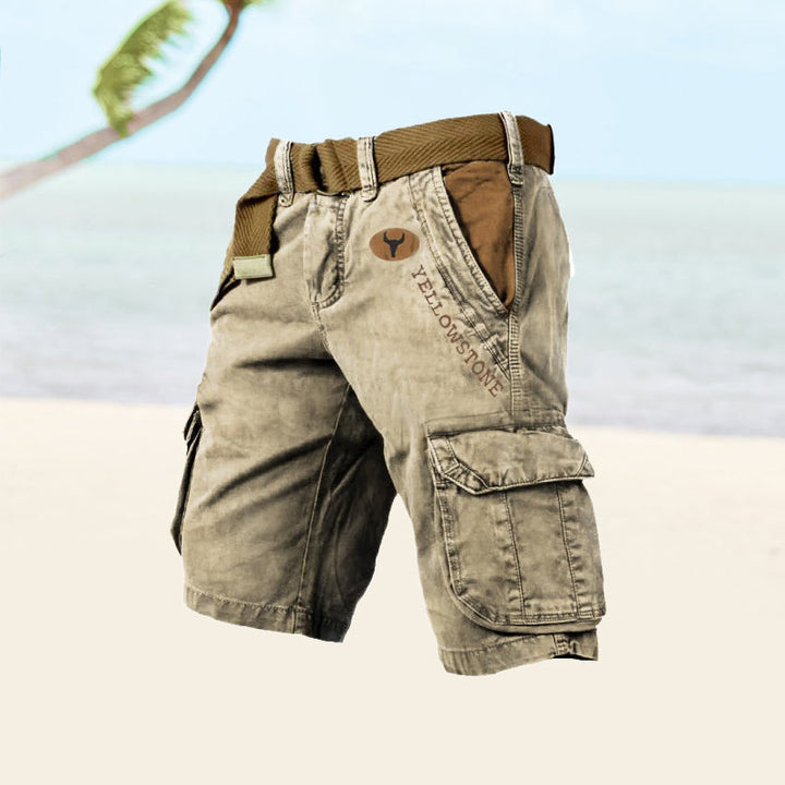 Model draagt Ethan heren cargo shorts, comfortabel voor vrije tijd, zomerse dagen en dagelijkse activiteiten.