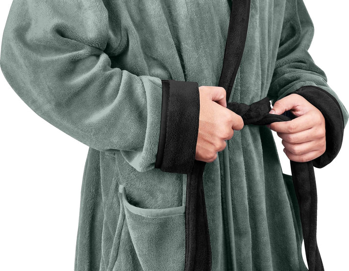 Warme heren badjas met capuchon, van hoogwaardig fleece materiaal.