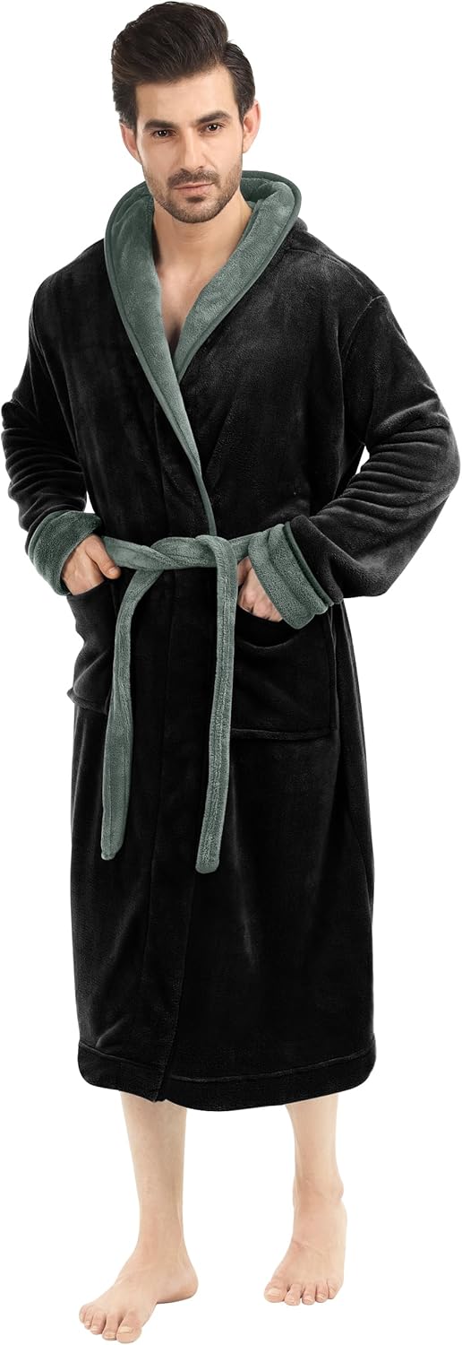 Luxe heren badjas van fleece, met capuchon, voor een spa-ervaring thuis.
