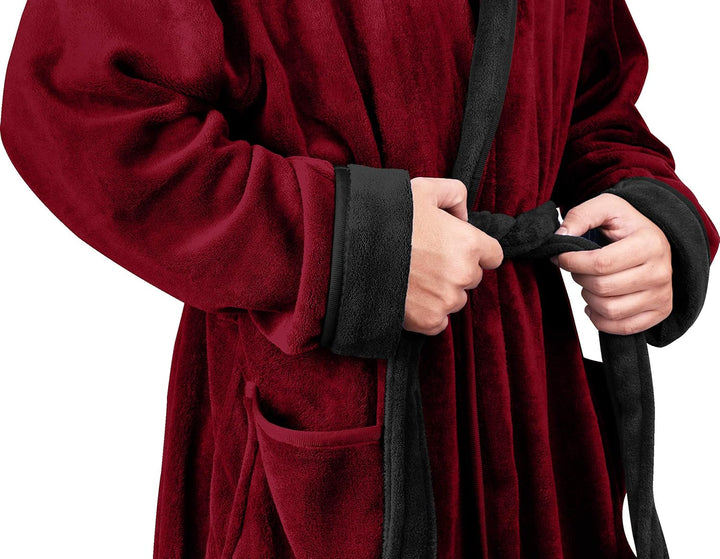 Heren ochtendjas van zacht fleece, met capuchon voor extra comfort.