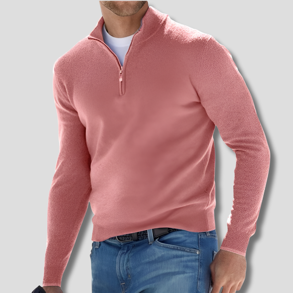 Man draagt comfortabele gebreide heren trui met ritskraag, perfect voor herfst of winter.