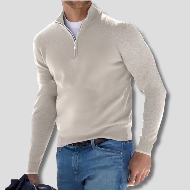 Volledig aanzicht van een gebreide katoenen trui voor heren, voorzien van een elegante ritskraag.