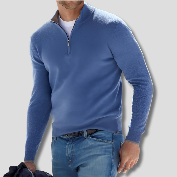 Close-up van de ritskraag en het fijne breisel van deze comfortabele heren katoenen trui.