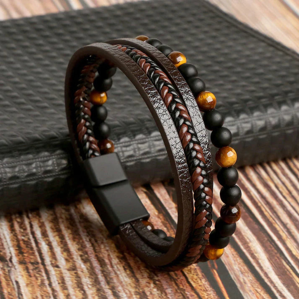 Heren gelaagde leren armband met blauwe en bruine stenen kralen, magnetische sluiting voor stoere mannenmode.