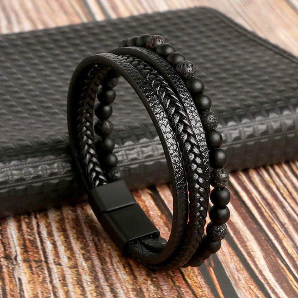 Stijlvolle heren punk armband van gelaagd zwart leer met stenen kralen, een trendy accessoire met magneetsluiting.