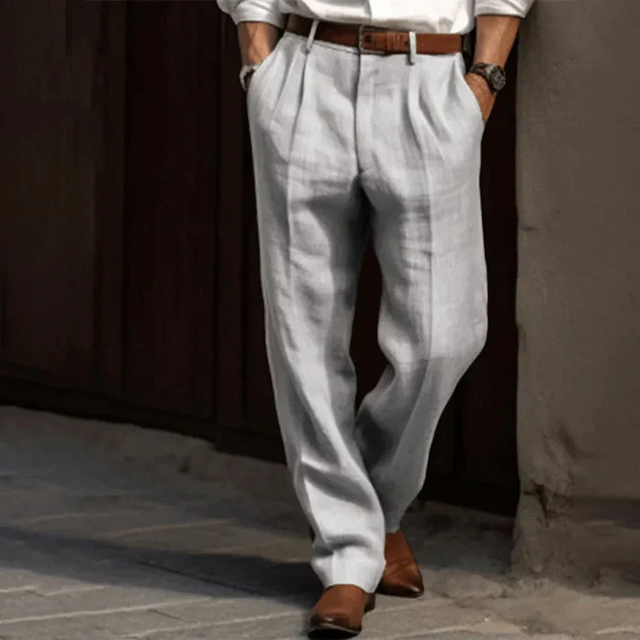 Heren geplooide broek met relaxte comfort pasvorm in grijs; stijlvolle en casual pantalon voor mannen.