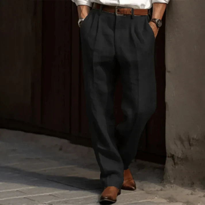Stijlvolle heren pantalon met geplooide detail en relaxte pasvorm in zwart; comfortabele chino-stijl broek.