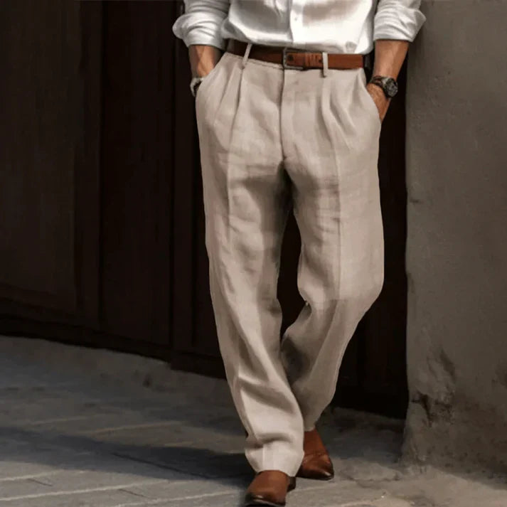 Comfortabele beige heren broek met geplooide voorkant, relaxte pasvorm; perfect voor een moderne casual look.